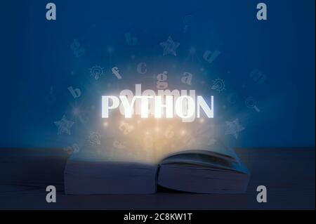 Inscription Python au-dessus du livre ouvert. Lumière venant d'un livre ouvert avec des mots python. Concept d'éducation. Apprendre le langage de programmation. Banque D'Images
