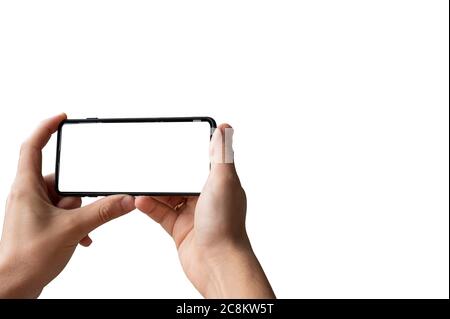 Homme mains tenant téléphone portable noir isolé sur fond blanc. Smartphone avec écran blanc. Banque D'Images