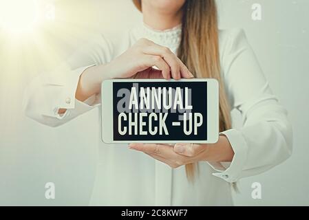 Affiche textuelle indiquant la vérification annuelle. Photo d'entreprise présentant une visite annuelle en santé reproductive avec un fournisseur de soins de santé modèle avec écran noir Banque D'Images