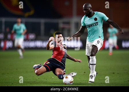 Gênes, Italie. 25 juillet 2020. GÊNES, ITALIE - 25 juillet 2020: Cristian Romero de Gênes CFC s'attaque au Romelu Lukaku du FC Internazionale lors de la série UN match de football entre Gênes CFC et FC Internazionale. (Photo de Nicolò Campo/Sipa USA) crédit: SIPA USA/Alay Live News Banque D'Images