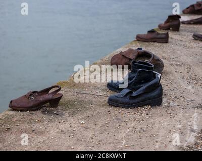 Chaussures sur la rive du Danube à Budapest, Hongrie Banque D'Images