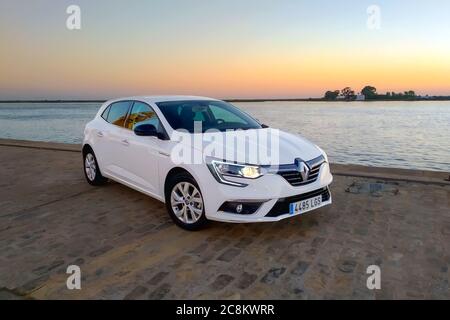 Huelva, Espagne - 23 juillet 2020 : vue sur une Renault Megane dans le quai de Huelva au coucher du soleil Banque D'Images