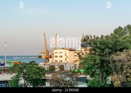 Ukraine, Odessa - 23 août 2019 : grues lourdes dans le port maritime d'Odessa, vue du terminal portuaire. Banque D'Images