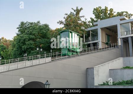 Ukraine, Odessa - 23 août 2019 : funiculaire d'Odessa. Les gens dans la cabine du funiculaire descendent au port maritime d'Odessa. Banque D'Images