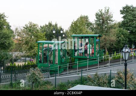 Ukraine, Odessa - 23 août 2019 : funiculaire d'Odessa. Les gens dans la cabine du funiculaire descendent au port maritime d'Odessa. Banque D'Images