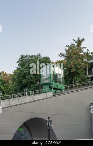 Ukraine, Odessa - 23 août 2019 : funiculaire d'Odessa. Les gens dans la cabine du funiculaire descendent au port maritime d'Odessa. Banque D'Images