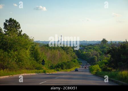 Route à l'entrée de la ville de Chisinau . Autoroute nationale en Moldavie . En voiture Banque D'Images