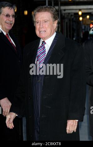 ***PHOTO DE FICHIER*** Regis Philbin passe loin de 88 ans. NEW YORK, NY - 3 JANVIER : Regis Philbin au spectacle tardif avec David Letterman à New York. 3 janvier 2013. Crédit : RW/MediaPunch Inc Banque D'Images