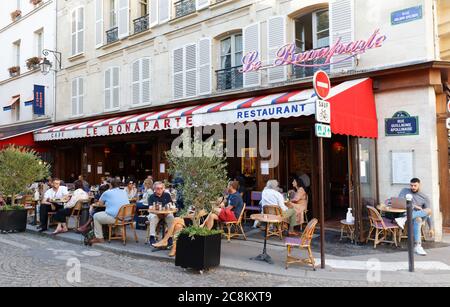 Le Bonaparte est l'un des plus beaux cafés traditionnels de Saint-Germain des Prés. Sa terrasse offre une vue imprenable sur l'église abbatiale. Banque D'Images
