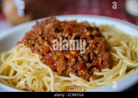 Traditionnel 'spaghetti bolognaise' dans une assiette blanche Banque D'Images