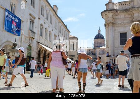 Touristes dans les rues de la vieille ville de Dubrovnik Banque D'Images