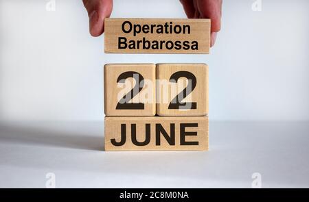 Main masculine met un bloc avec l'inscription 'opération barbarossa' sur les cubes à la date du 22 juin. Magnifique arrière-plan blanc, espace de copie. Banque D'Images