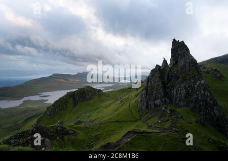 Le vieil homme de Storr. Randonnée dans les montagnes Quacrant sur l'île de Skye en Écosse Banque D'Images