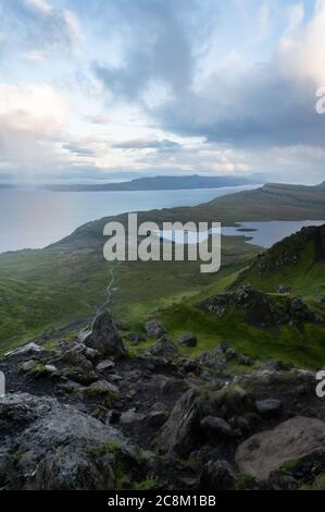 Le vieil homme de Storr. Randonnée dans les montagnes Quacrant sur l'île de Skye en Écosse Banque D'Images