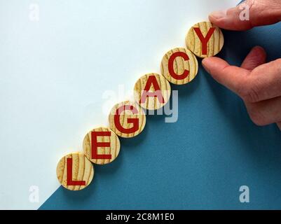 Cercles en bois avec le mot « Legacy » empilant comme escalier sur fond bleu et blanc, espace de copie. Processus de réussite du concept d'entreprise. Banque D'Images