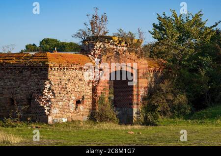 Vestiges d'un ancien fort, Baltiysk, région de Kaliningrad, Russie. Baltiysk, auparavant connu sous le nom de Pillau, est la ville occidentale ultime de la Russie. Banque D'Images