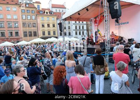 Varsovie, Pologne - Samedi 25 juillet 2020 - UNE grande foule de locaux et de touristes profitent d'un concert de jazz en plein air dans la vieille ville de Varsovie un samedi soir chaud pendant la crise du coronavirus, Certains portent des masques faciaux tout en essayant de maintenir la distanciation sociale tandis que les craintes grandissent au cours d'une deuxième vague de Covid à travers l'Europe. Photo Steven May / Alamy Live News Banque D'Images