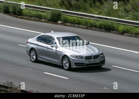 Une BMW 520D se Auto Silver car Saloon Diesel 2014 qui conduit sur l'autoroute M6 près de Preston à Lancashire, Royaume-Uni. Banque D'Images