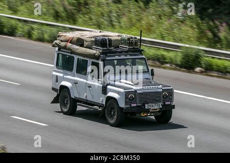 Un Land Rover Defender 110 2014 X TD pick-up à cabine double Diesel LCV blanc conduite sur l'autoroute M6 près de Preston dans Lancashire, Royaume-Uni. Banque D'Images