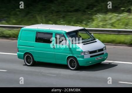 2001 vert blanc VW Volkswagen transporter TDI SWB conduite sur l'autoroute M6 près de Preston à Lancashire, Royaume-Uni. Banque D'Images