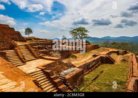 Terrasses du complexe du palais au sommet de Sigiriya au Sri Lanka par une journée ensoleillée Banque D'Images