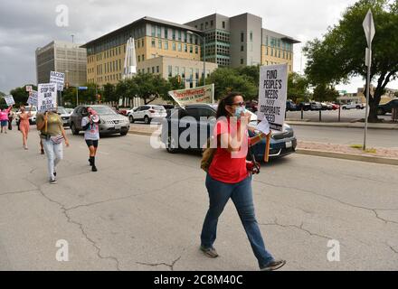 San Antonio, Texas, États-Unis. 25 juillet 2020. Les manifestants défilant et se movanant dans le centre-ville de San Antonio, Texas, pendant la journée nationale de protestation le 25 juin. Les manifestants protestaient contre les expulsions, les saisies, la brutalité policière et le racisme. Crédit: Robin Jerstad/Alay Live News Banque D'Images