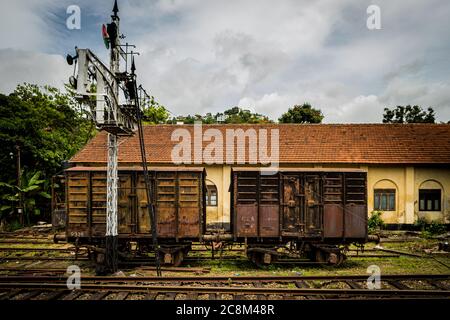 Vieux wagons de marchandises sur une voie d'évitement à la gare de Kandy au Sri Lanka Banque D'Images