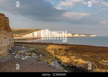 Vue sur la plage à Hope Gap près de Seaford dans Sussex, vers les Seven Sisters Cliffs Banque D'Images