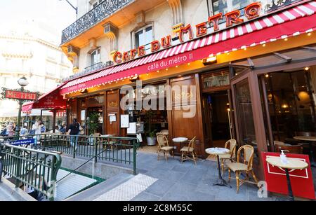 Vue sur le café du Metro typiquement parisien. Il est situé près du célèbre boulevard Saint Germain à Paris, en France. Banque D'Images