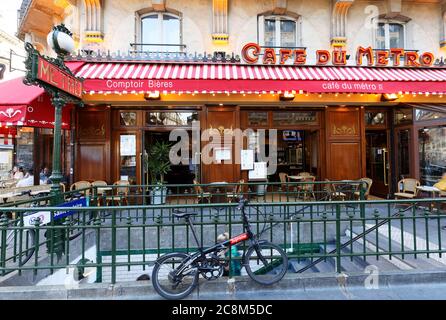 Vue sur le café du Metro typiquement parisien. Il est situé près du célèbre boulevard Saint Germain à Paris, en France. Banque D'Images