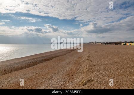 Vue sur une plage vide de Seaford à Sussex, en direction de Newhaven Banque D'Images