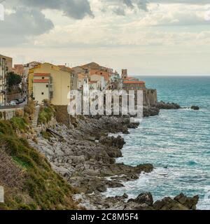 Maisons anciennes en pierre sur la côte rocheuse de la ville de Cefalu dans la région de Palerme, Sicile, Italie du Sud. Banque D'Images