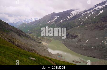 Vue panoramique sur le lac dans les montagnes Banque D'Images