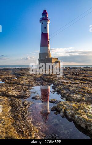 Le phare de Beachy Head à Sussex à marée basse, avec son reflet dans les eaux peu profondes Banque D'Images