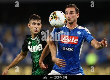 Naples, Campanie, Italie. 25 juillet 2020 ; Stadio San Paolo, Naples, Campanie, Italie ; Serie A football, Napoli contre Sassuolo ; Fabian Ruiz de Napoli contrôle le haut ballon Credit: Action plus Sports Images/Alay Live News Banque D'Images