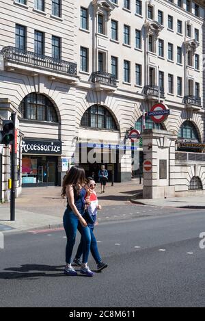 Station de métro Baker Street. Deux jeunes femmes utilisent le passage piéton pour traverser Marylebone Road, Londres, Angleterre, Royaume-Uni Banque D'Images