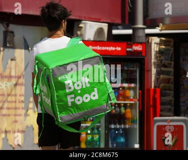 Bucarest, Roumanie - 23 juillet 2020 : un messager de livraison de produits alimentaires Bolt livre des aliments à Bucarest, Roumanie. Banque D'Images