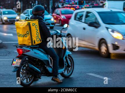 Bucarest, Roumanie - 28 janvier 2020: Un service de livraison de nourriture Glovo livre de la nourriture à Bucarest, Roumanie. Banque D'Images