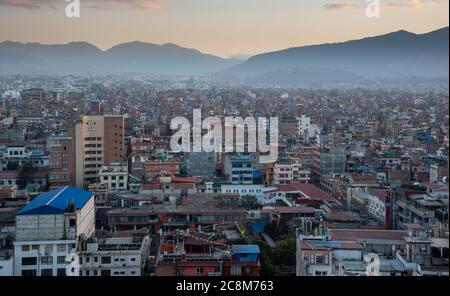 Horizon de la ville de Katmandou la capitale du Népal Asie pendant le coucher du soleil Banque D'Images