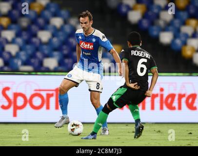 Naples, Campanie, Italie. 25 juillet 2020 ; Stadio San Paolo, Naples, Campanie, Italie ; Serie A football, Napoli contre Sassuolo ; Fabian Ruiz de Napoli est contesté par Rogério de Sassuolo crédit: Action plus Sports Images/Alamy Live News Banque D'Images