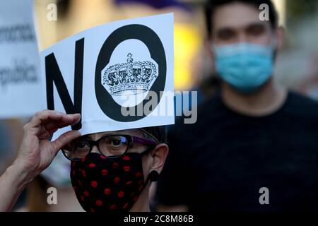 Madrid, Espagne ; 25/07/2020.- des centaines de manifestants défilent dans les rues du centre de Madrid pour protester contre la monarchie espagnole "corrompue" au cri de la "République populaire" sous le slogan "avant la monarchie corrompue et les misères du système, la république populaire", la manifestation appelée par le coordinateur 25S.drapeaux de la deuxième République espagnole ondulée. Le drapeau de la deuxième République espagnole a été le drapeau national de l'Espagne dans la période entre 1931 et 1939 pendant la deuxième République qui a eu lieu dans le pays et que le général Francisco Franco a renversé par un coup d'État d'État et d'établir f Banque D'Images