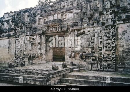 Bouche de la porte de Serpent dans la structure II Ruines mayas de Chicanna. Campeche, Mexique. Image de film vintage - environ 1990. Banque D'Images