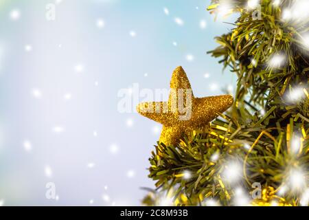 Nouvel an et Noël. Branches de sapin et une étoile sur un fond enneigé de Noël. Composition du nouvel an et de Noël. Bannière. Copspace Banque D'Images