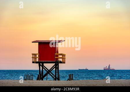 Cabine de sauvetage sur la plage de Copacabana au coucher du soleil tropical sur la ville de Rio de Janeiro, au Brésil Banque D'Images