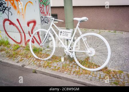 Un mémorial en forme de vélo pour se souvenir d'un cyliste qui est mort lors d'un accident de la circulation à Berlin en 2020, Allemagne, Europe Banque D'Images