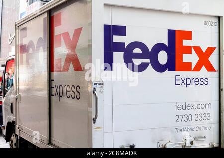 Hong Kong, Chine. 15 juillet 2020. Un camion de livraison FedEx Express vu stationné dans les rues de Hong Kong. Crédit: Budrul Chukrut/SOPA Images/ZUMA Wire/Alay Live News Banque D'Images