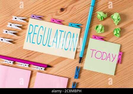 Écriture de texte écriture réglementation. Photo conceptuelle la règle faisant autorité concernant les détails ou la procédure papiers de clothespin de couleur vide reminéde Banque D'Images