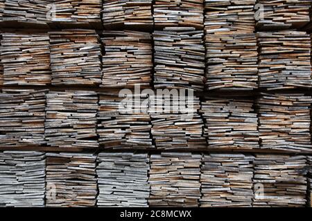 piles de bardeaux en bois pour une utilisation sur les maisons traditionnelles. Convient pour une utilisation en arrière-plan. Banque D'Images