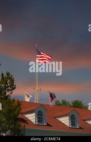 Drapeau américain sur le toit rouge au crépuscule Banque D'Images