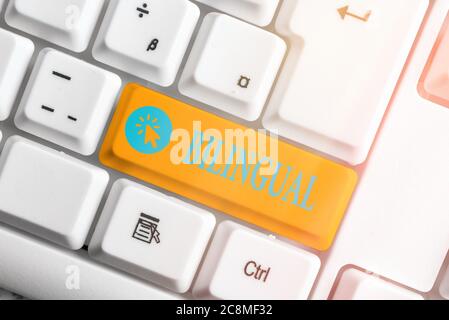 Texte écrit bilingue. Photo d'entreprise présentant l'utilisation ou la capacité d'utiliser deux langues, en particulier avec une même maîtrise touche de couleur différente du clavier Banque D'Images